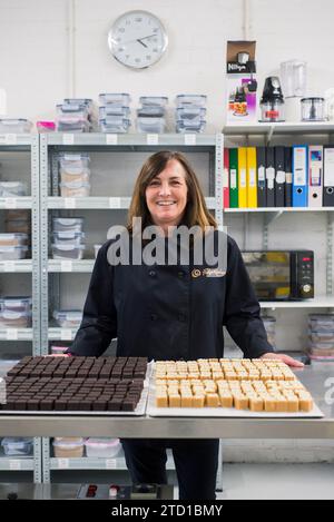 Eine Firmeninhaberin posiert für ein Porträt in ihrem Geschäftsgebäude. Stockfoto