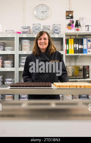 Eine Firmeninhaberin posiert für ein Porträt in ihrem Geschäftsgebäude. Stockfoto