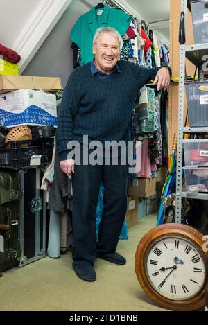 Ein Bühnenmanager und Theaterdirektor hinter der Bühne in einem lokalen Theater Stockfoto