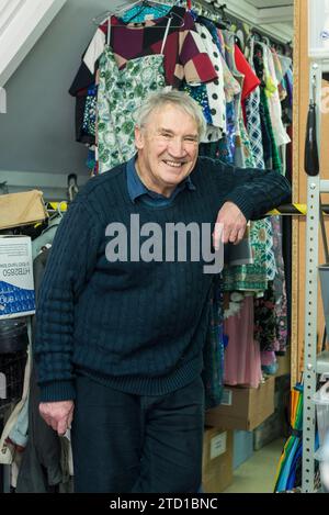 Ein Bühnenmanager und Theaterdirektor hinter der Bühne in einem lokalen Theater Stockfoto