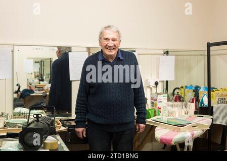 Ein Bühnenmanager und Theaterdirektor hinter der Bühne in einem lokalen Theater Stockfoto