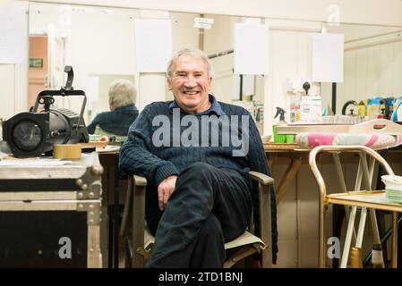 Ein Bühnenmanager und Theaterdirektor hinter der Bühne in einem lokalen Theater Stockfoto