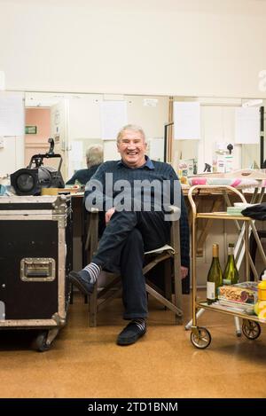 Ein Bühnenmanager und Theaterdirektor hinter der Bühne in einem lokalen Theater Stockfoto