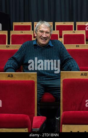 Ein Bühnenmanager und Theaterdirektor hinter der Bühne in einem lokalen Theater Stockfoto