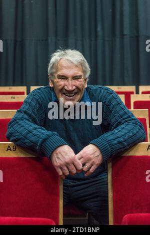 Ein Bühnenmanager und Theaterdirektor hinter der Bühne in einem lokalen Theater Stockfoto