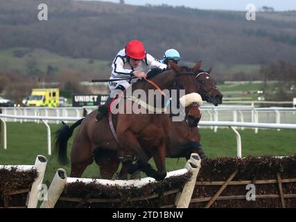 White Rhino wurde von Henry Brooke auf dem Weg zum Sieg der Citipost Handicap Hürde am ersten Tag des Weihnachtstreffens auf der Cheltenham Racecourse geritten. Bilddatum: Freitag, 15. Dezember 2023. Stockfoto