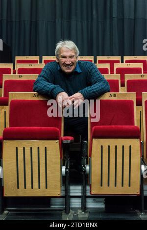 Ein Bühnenmanager und Theaterdirektor hinter der Bühne in einem lokalen Theater Stockfoto