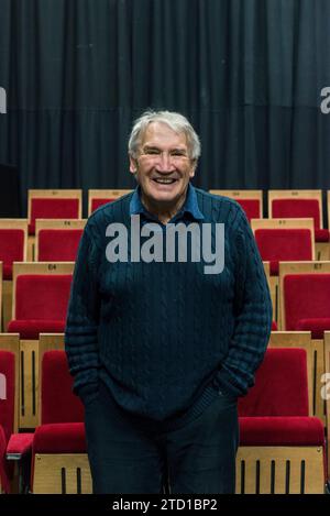 Ein Bühnenmanager und Theaterdirektor hinter der Bühne in einem lokalen Theater Stockfoto