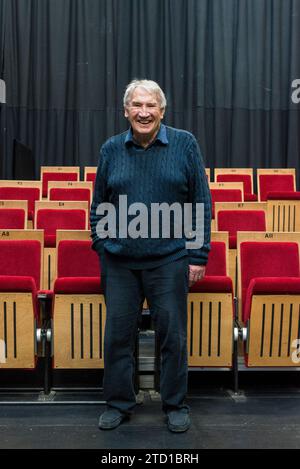 Ein Bühnenmanager und Theaterdirektor hinter der Bühne in einem lokalen Theater Stockfoto