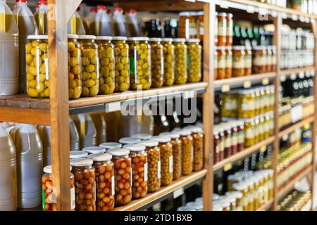 Dosen von grünen Oliven in Dosen sind im Supermarktregel. Stockfoto