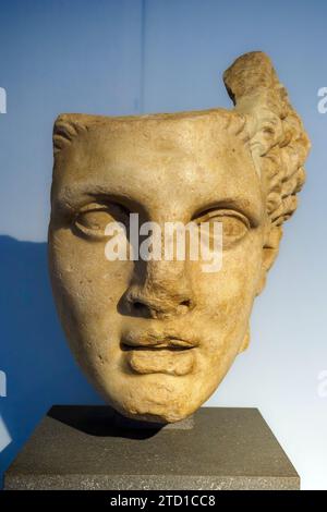 Der kolossale Kopf des Herkules. Pentelic Marmor. Die Statue kann Polykles zugeschrieben werden, einem griechischen Künstler, der laut Cicero um die Mitte des ersten Jahrhunderts v. Chr. in rom arbeitete. Cicero beschreibt die Statue in einer Passage über ein von der Familie Metelli errichtetes Denkmal - Museo Centrale Montemartini, Rom, Italien Stockfoto