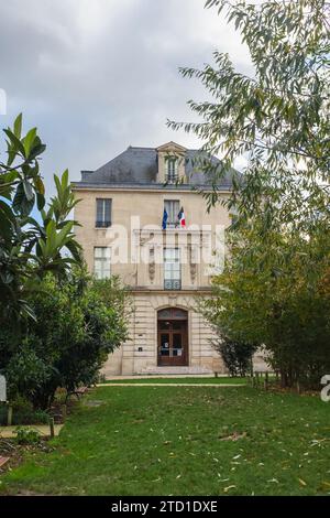 Paris, Frankreich, 2023. Die Fassade der 1757 gegründeten Bibliothèque de l'Arsenal aus Sicht des Jardin Pierre Teilhard de Chardin (vertikal) Stockfoto