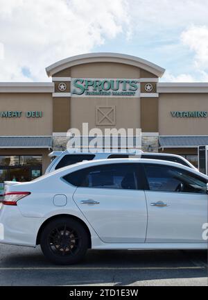 Houston, Texas, USA 09-24-2023: Sprossen Farmers Market, Außenansicht und Parkplatz in Houston, Texas. Supermarkt und Lebensmittelkette. Stockfoto