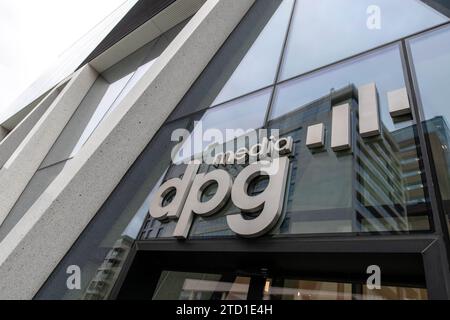 ANTWERPEN – das DPG Media Logo auf der Außenseite des Hauptsitzes von DPG Media. Das Medienunternehmen DPG Media will RTL Netherlands übernehmen. DPG Media hat mit der RTL Group vereinbart, dass der RTL-Name bei der Übernahme beibehalten wird. ANP JONAS ROOSENS niederlande aus - belgien aus Stockfoto