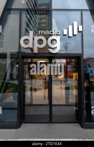 ANTWERPEN – das DPG Media Logo auf der Außenseite des Hauptsitzes von DPG Media. Das Medienunternehmen DPG Media will RTL Netherlands übernehmen. DPG Media hat mit der RTL Group vereinbart, dass der RTL-Name bei der Übernahme beibehalten wird. ANP JONAS ROOSENS niederlande aus - belgien aus Stockfoto