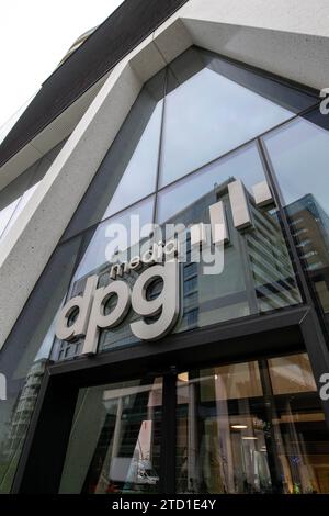 ANTWERPEN – das DPG Media Logo auf der Außenseite des Hauptsitzes von DPG Media. Das Medienunternehmen DPG Media will RTL Netherlands übernehmen. DPG Media hat mit der RTL Group vereinbart, dass der RTL-Name bei der Übernahme beibehalten wird. ANP JONAS ROOSENS niederlande aus - belgien aus Stockfoto