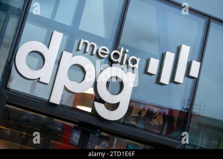 ANTWERPEN – das DPG Media Logo auf der Außenseite des Hauptsitzes von DPG Media. Das Medienunternehmen DPG Media will RTL Netherlands übernehmen. DPG Media hat mit der RTL Group vereinbart, dass der RTL-Name bei der Übernahme beibehalten wird. ANP JONAS ROOSENS niederlande aus - belgien aus Stockfoto