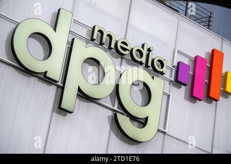 ANTWERPEN – das DPG Media Logo auf der Außenseite des Hauptsitzes von DPG Media. Das Medienunternehmen DPG Media will RTL Netherlands übernehmen. DPG Media hat mit der RTL Group vereinbart, dass der RTL-Name bei der Übernahme beibehalten wird. ANP JONAS ROOSENS niederlande aus - belgien aus Stockfoto