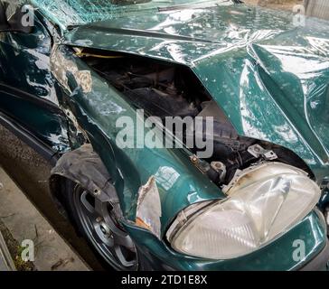 Bruchstück eines Fahrzeugs, das durch einen Seitenaufprall beschädigt wurde Stockfoto