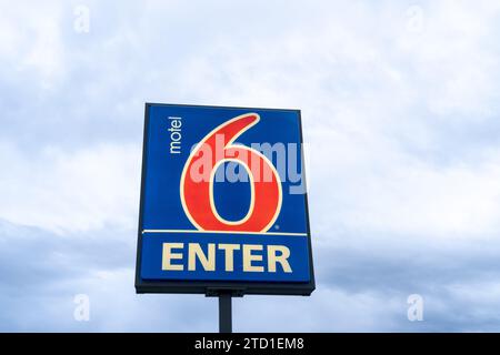 Nahaufnahme des Motel 6-Polenschildes mit dem blauen Himmel im Hintergrund. Ontario, Oregon, Usa Stockfoto