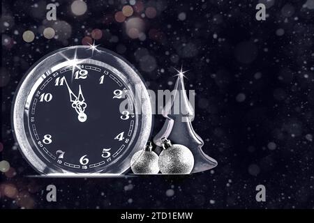 Abstrakte schwarze Grußkarte mit Uhr, Weihnachtsbaum und silbernen Kugeln, die die letzten Momente des neuen 2024-Jahres-Banners zählt Stockfoto