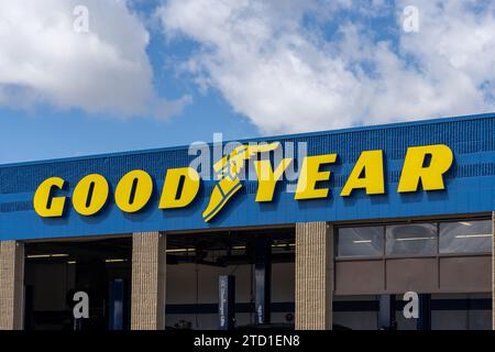 Nahaufnahme des Goodyear-Logoschildes auf dem Gebäude. Idaho, USA Stockfoto