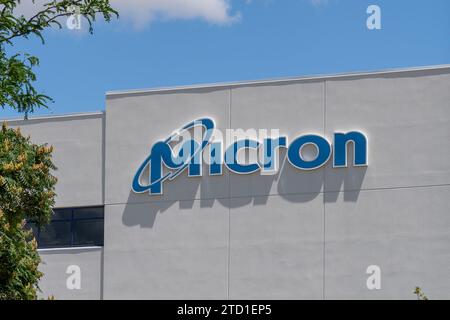 Mikron-Logo-Schild auf dem Gebäude am Hauptsitz in Boise, ID, USA Stockfoto