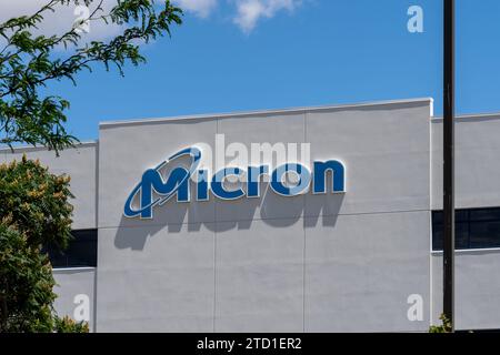 Mikron-Logo-Schild auf dem Gebäude am Hauptsitz in Boise, ID, USA Stockfoto