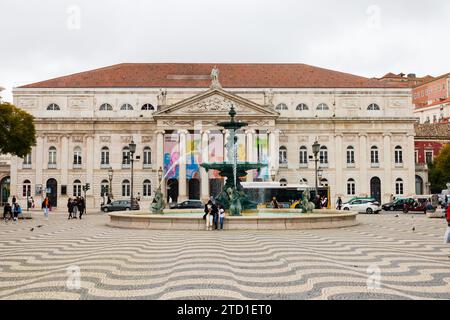 Die Fonte do Rossio in Praca do Rossio mit dem Teatro Nacional Dona Maria II. Dahinter. Lissabon, Portugal Stockfoto