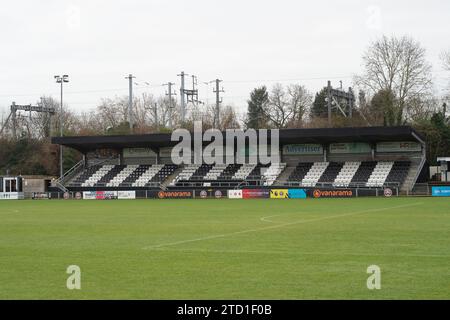 Maidenhead, Berkshire, Großbritannien. Dezember 2023. Kabinettsmitglieder des Royal Borough of Windsor & Maidenhead haben einstimmig dagegen gestimmt, dass der Maidenhead United Football Club von der York Road in Maidenhead Town Centre in den Braywick Park in Maidenhead, Berkshire, umziehen darf. Es folgten zwei Petitionen, eine für den Umzug und eine dagegen. Bei ihrer Entscheidung zitierten die Councillors den Verlust von Freiflächen, den es bedeuten würde, wenn der Club nach Braywick Park verlegt würde. Quelle: Maureen McLean/Alamy Live News Stockfoto