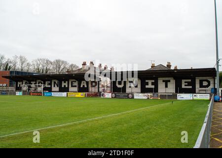 Maidenhead, Berkshire, Großbritannien. Dezember 2023. Kabinettsmitglieder des Royal Borough of Windsor & Maidenhead haben einstimmig dagegen gestimmt, dass der Maidenhead United Football Club von der York Road in Maidenhead Town Centre in den Braywick Park in Maidenhead, Berkshire, umziehen darf. Es folgten zwei Petitionen, eine für den Umzug und eine dagegen. Bei ihrer Entscheidung zitierten die Councillors den Verlust von Freiflächen, den es bedeuten würde, wenn der Club nach Braywick Park verlegt würde. Quelle: Maureen McLean/Alamy Live News Stockfoto