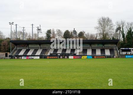 Maidenhead, Berkshire, Großbritannien. Dezember 2023. Kabinettsmitglieder des Royal Borough of Windsor & Maidenhead haben einstimmig dagegen gestimmt, dass der Maidenhead United Football Club von der York Road in Maidenhead Town Centre in den Braywick Park in Maidenhead, Berkshire, umziehen darf. Es folgten zwei Petitionen, eine für den Umzug und eine dagegen. Bei ihrer Entscheidung zitierten die Councillors den Verlust von Freiflächen, den es bedeuten würde, wenn der Club nach Braywick Park verlegt würde. Quelle: Maureen McLean/Alamy Live News Stockfoto