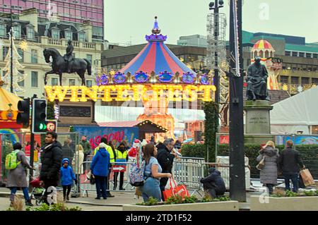 Glasgow, Schottland, Großbritannien. Dezember 2023. Wetter in Großbritannien: Bewölkt Ich sah einen miserablen nassen Tag im Stadtzentrum, der Einkaufskapita; Schottlands während des Weihnachtsruhs Buchanan Street... Credit Gerard Ferry/Alamy Live News Stockfoto