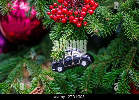 London, Großbritannien 15 Dez 2023 Ein Londoner Taxi Dekoration der Weihnachtsbaum in der Downing Street vor der Tür von Nummer 10, dem Haus des britischen Premierministers. Stockfoto