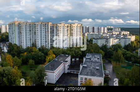 Mehrstöckige Wohnhäuser in einem Wohngebiet nach dem Regen. Stockfoto