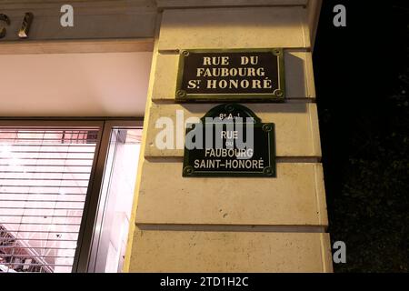 Paris, Frankreich. Dezember 10. 2023. Plakette Rue du Faubourg Saint Honore. Das luxuriöseste Viertel der Hauptstadt, in dem sich das Schloss Elysee befindet. Stockfoto