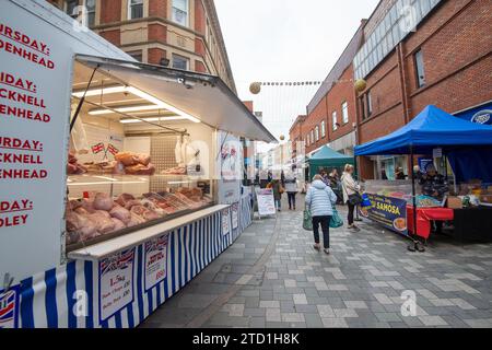 Maidenhead, Berkshire, Großbritannien. Dezember 2023. Weihnachtseinkäufer waren heute im Stadtzentrum von Maidenhead in Berkshire unterwegs und haben am Markttag eingekauft. Quelle: Maureen McLean/Alamy Live News Stockfoto