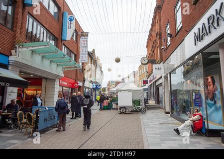 Maidenhead, Berkshire, Großbritannien. Dezember 2023. Weihnachtseinkäufer waren heute im Stadtzentrum von Maidenhead in Berkshire unterwegs und haben am Markttag eingekauft. Quelle: Maureen McLean/Alamy Live News Stockfoto