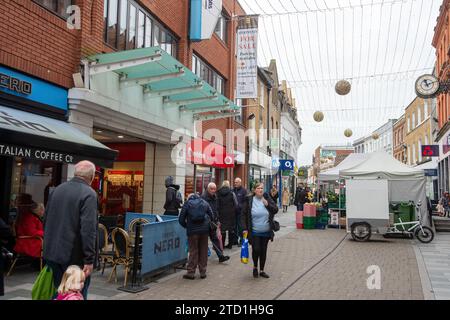 Maidenhead, Berkshire, Großbritannien. Dezember 2023. Weihnachtseinkäufer waren heute im Stadtzentrum von Maidenhead in Berkshire unterwegs und haben am Markttag eingekauft. Quelle: Maureen McLean/Alamy Live News Stockfoto