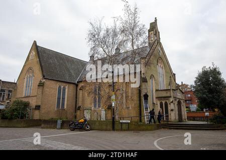 Maidenhead, Berkshire, Großbritannien. Dezember 2023. Kirchgänger haben heute vor der Methodistischen Kirche in Maidenhead einen Weihnachtsstern aufgestellt. Quelle: Maureen McLean/Alamy Live News Stockfoto