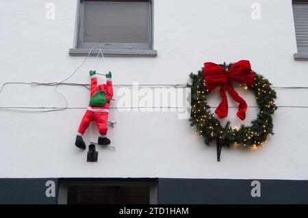 Maidenhead, Berkshire, Großbritannien. Dezember 2023. Weihnachtsschmuck vor einem Pub im Stadtzentrum von Maidenhead in Berkshire. Quelle: Maureen McLean/Alamy Live News Stockfoto