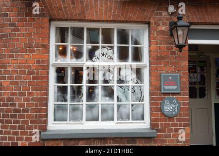 Maidenhead, Berkshire, Großbritannien. Dezember 2023. Weihnachtsfenster in einem Pub im Stadtzentrum von Maidenhead in Berkshire. Quelle: Maureen McLean/Alamy Live News Stockfoto