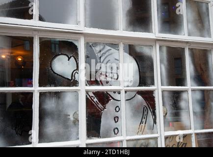 Maidenhead, Berkshire, Großbritannien. Dezember 2023. Weihnachtsfenster in einem Pub im Stadtzentrum von Maidenhead in Berkshire. Quelle: Maureen McLean/Alamy Live News Stockfoto