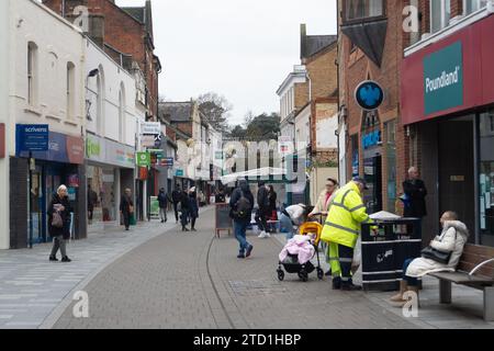 Maidenhead, Berkshire, Großbritannien. Dezember 2023. Weihnachtseinkäufer waren heute im Stadtzentrum von Maidenhead in Berkshire unterwegs und haben am Markttag eingekauft. Quelle: Maureen McLean/Alamy Live News Stockfoto