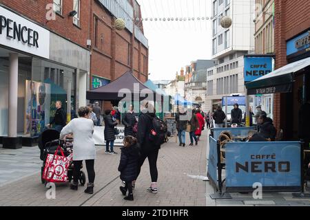 Maidenhead, Berkshire, Großbritannien. Dezember 2023. Weihnachtseinkäufer waren heute im Stadtzentrum von Maidenhead in Berkshire unterwegs und haben am Markttag eingekauft. Quelle: Maureen McLean/Alamy Live News Stockfoto