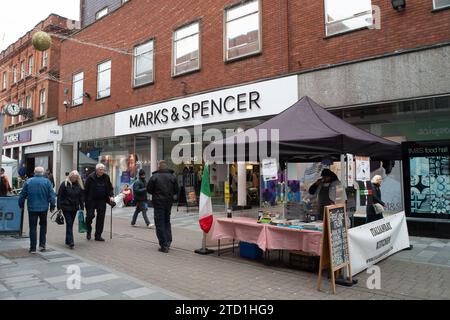 Maidenhead, Berkshire, Großbritannien. Dezember 2023. Weihnachtseinkäufer waren heute im Stadtzentrum von Maidenhead in Berkshire unterwegs und haben am Markttag eingekauft. Quelle: Maureen McLean/Alamy Live News Stockfoto