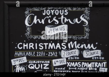 Maidenhead, Berkshire, Großbritannien. Dezember 2023. Eine Werbung für ein Weihnachtsmenü in einem Restaurant in Maidenhead, Berkshire. Quelle: Maureen McLean/Alamy Live News Stockfoto