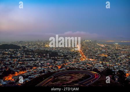 San Francisco Skyline von Twin Peaks in der Abenddämmerung Stockfoto