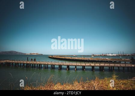 Blick von Fort Mason zum Municipal Pier im Aquatic Park Historic District - San Francisco, Kalifornien Stockfoto