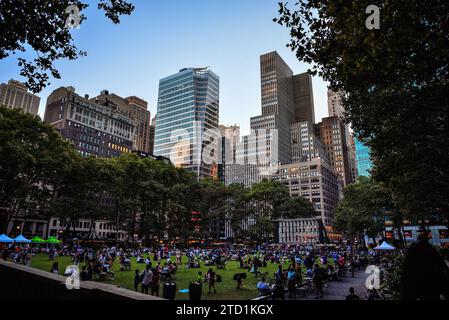 Sommernachmittag auf dem Rasen des Bryant Park - Manhattan, New York City Stockfoto